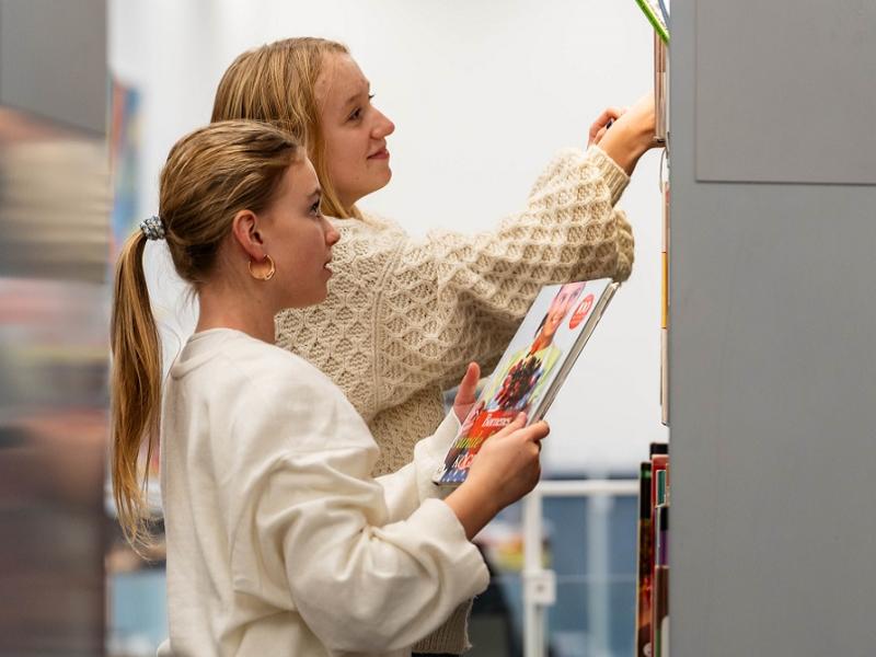 Unge på biblioteket