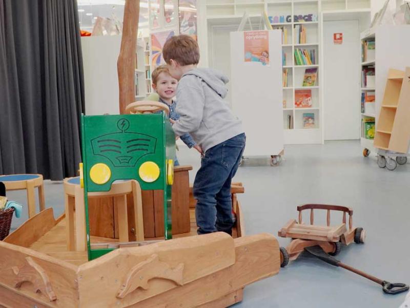 Børn der leger på Gentofte Hovedbibliotek