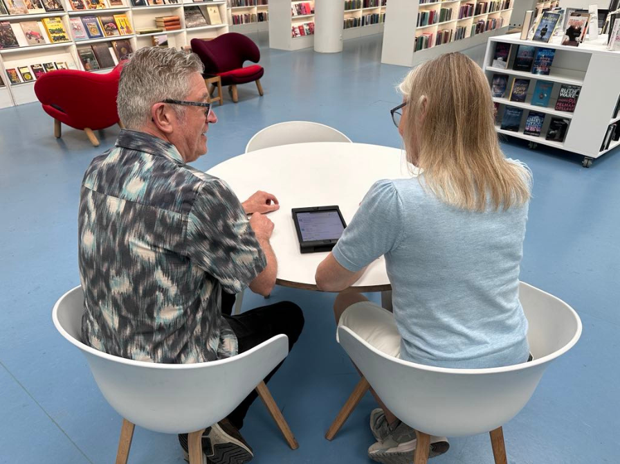 To mennesker om et bord på Gentofte Hovedbibliotek